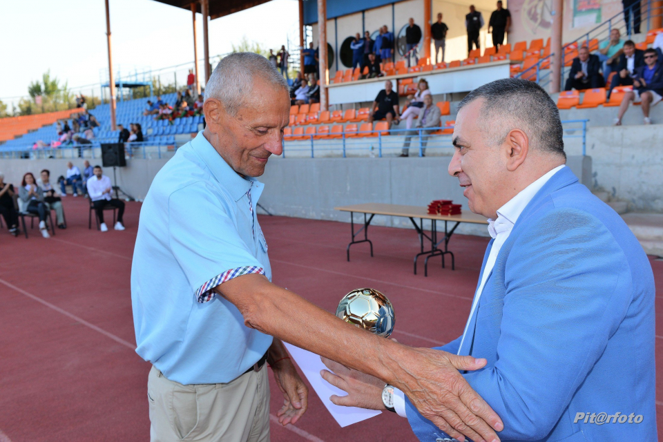 Кметът Стефан Радев изпрати поздравителен адрес и плакет до Людмил Горанов, който днес навършва 80 години. Той бе старши треньор на футболния отбор на...